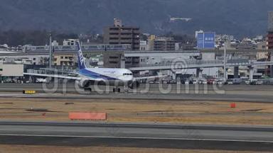 日本大阪市。2020年7月3日大阪国际机场的客机。